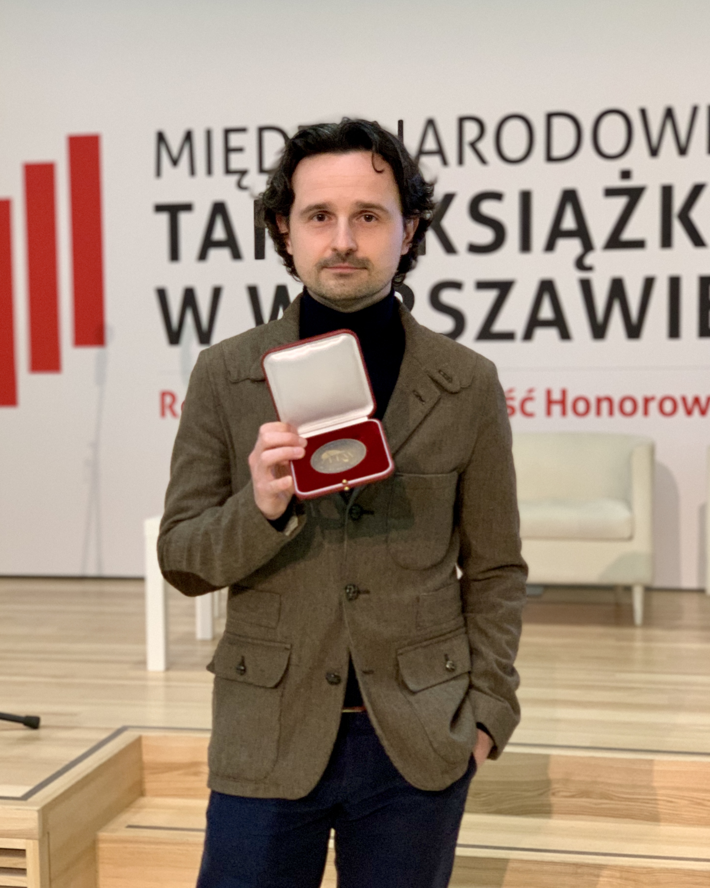 Paweł Sajewicz - redaktor naczelny Wydawnictwa Agora - z nagroda Grand Prix Konkursu Kryminalna Warszawa za książkę "Blady świt" Grzegorza Dziedzica