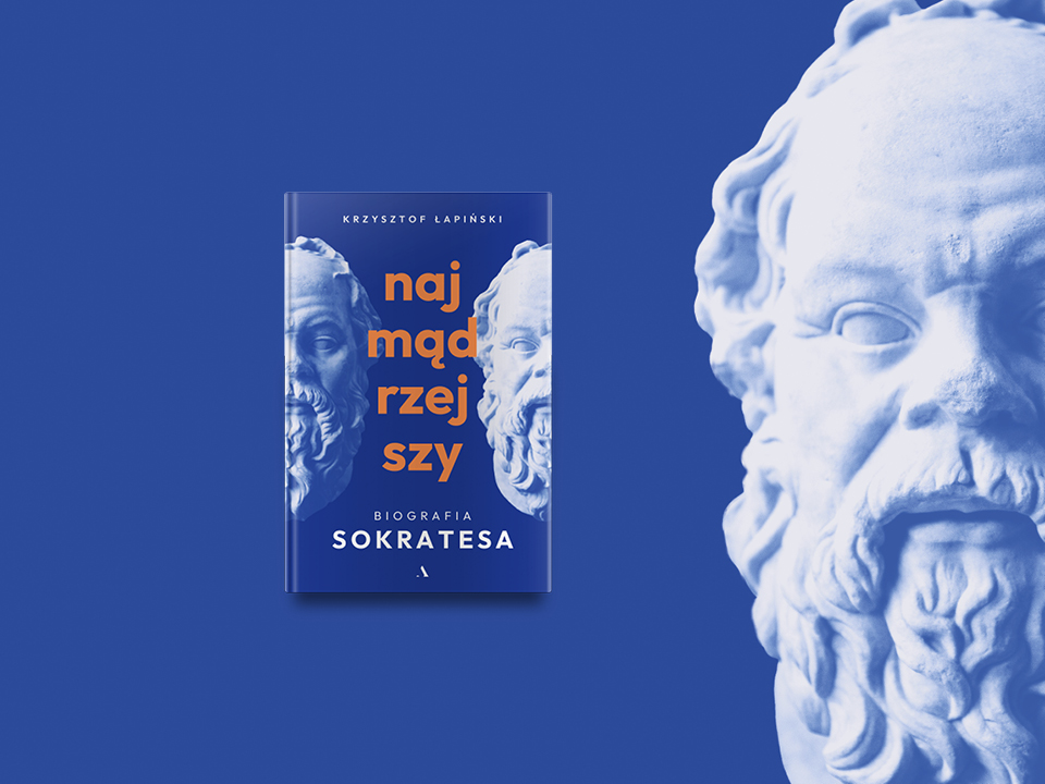 Na grafice widoczna twarz postaci Sokratesa oraz okładka książki Krzysztofa Łapińskiego "Najmądrzejszy. Biografia Sokratesa"