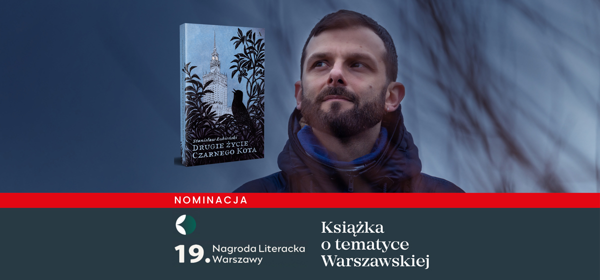 Mężczyzna w zimowej kurtce patrzy w bok na tle rozmytych, bezlistnych drzew. Obok niego znajduje się okładka książki „Drugie życie Czarnego Kota” Stanisława Łubieńskiego. Grafika informuje o nominacji do 19. Nagrody Literackiej Warszawy w kategorii książka o tematyce warszawskiej. (grafika)