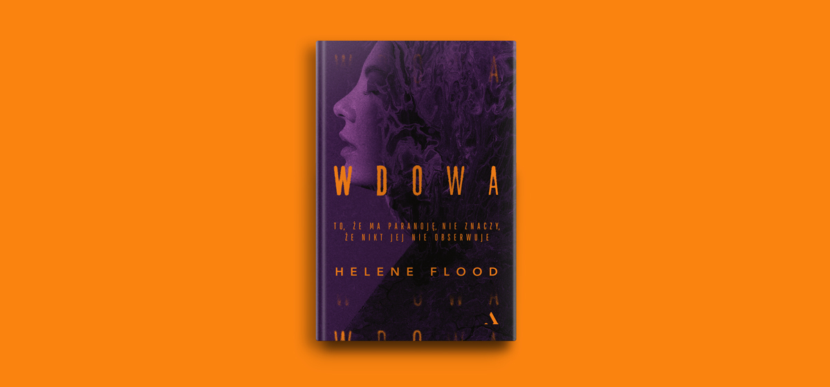 Okładka książki „Wdowa” Helene Flood umieszczona centralnie na intensywnie pomarańczowym tle. Fioletowa okładka przedstawia profil kobiety częściowo przenikający się z abstrakcyjną, ciemną strukturą. Grafika promuje thriller psychologiczny o zawodnej pamięci, manipulacji i narastającym poczuciu zagrożenia. (grafika)