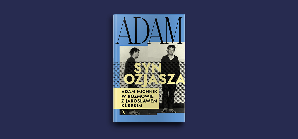 Okładka książki „Adam, syn Ozjasza. Adam Michnik w rozmowie z Jarosławem Kurskim” na granatowym tle. Projekt łączy czarno-białą fotografię dwóch mężczyzn z dużą typografią w kolorach błękitnym i jasnożółtym. Grafika promuje książkę poświęconą Adamowi Michnikowi, jego biografii, ideom i historii polskich przemian politycznych. (grafika)