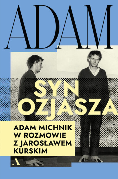 Okładka książki „Adam, syn Ozjasza. Adam Michnik w rozmowie z Jarosławem Kurskim”. Projekt łączy czarno-białą fotografię dwóch mężczyzn z dużą typografią w kolorach błękitnym i jasnożółtym. Grafika promuje książkę poświęconą Adamowi Michnikowi, jego biografii, ideom i historii polskich przemian politycznych. (grafika)