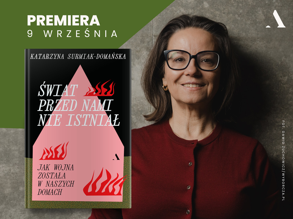 Portret Katarzyny Surmiak-Domańskiej w czerwonym swetrze i okularach, obok okładka jej książki „Świat przed nami nie istniał. Jak wojna została w naszych domach”. W lewym górnym rogu widnieje informacja „Premiera 9 września”. Grafika zapowiada reportaż o międzypokoleniowych skutkach wojny i pamięci rodzinnej. (grafika)