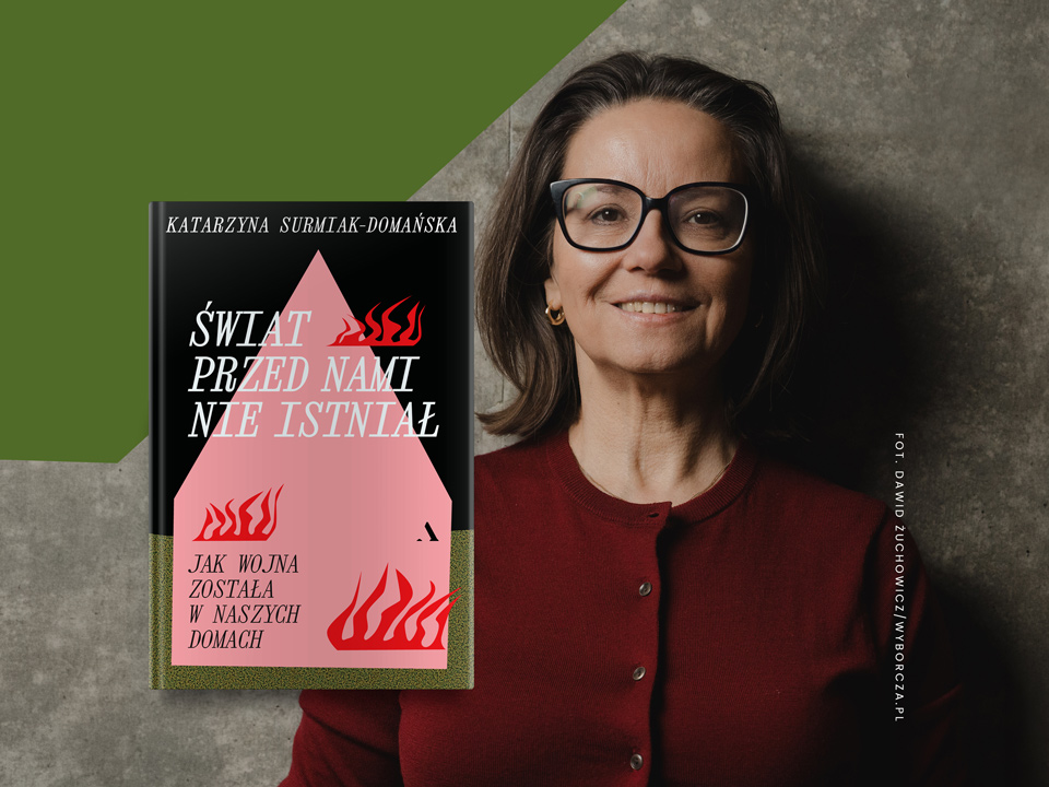 Portret Katarzyny Surmiak-Domańskiej w czerwonym swetrze i okularach, obok okładka książki „Świat przed nami nie istniał. Jak wojna została w naszych domach”. Na okładce widoczny jest różowy dom z czerwonymi płomieniami. Grafika promuje reportaż o międzypokoleniowych skutkach wojny, pamięci rodzinnej i traumie. (grafika)