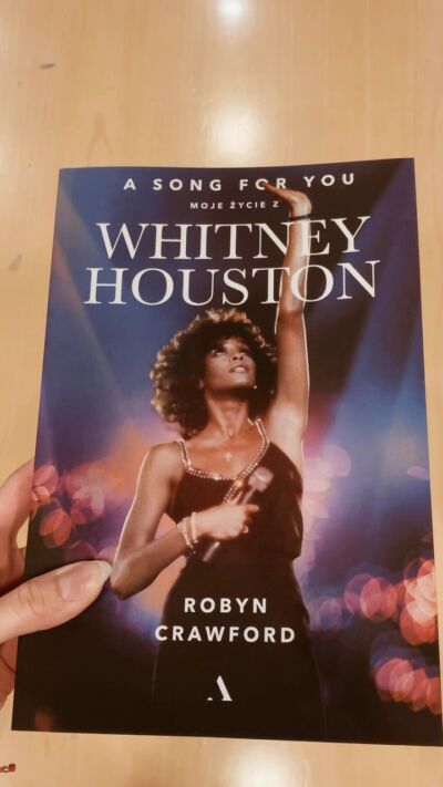 „A song for you. Moje życie z Whitney Houston” autorstwa Robyn Crawford to nasza grudniowa premiera! 

Whitney Houston i Robyn Crawford poznały się jako nastolatki i spędziły razem dwadzieścia dwa lata. W tym czasie Whitney została globalną supergwiazdą. Biła kolejne rekordy popularności jako wokalistka, przyciągała do kin tłumy jako aktorka i zawładnęła wyobraźnią całego pokolenia. Robyn towarzyszyła jej na każdym etapie tej podróży.

Ta historia to wielowymiarowa opowieść o lojalności i zaufaniu, o manipulacji, kontroli, głodzie władzy, kwestiach rasowych, uzależnieniu i presji, jaką przemysł rozrywkowy wywiera na kobiety. Ponad wszystko jest to jednak opowieść o trwałej przyjaźni.

✍🏻📘Tłumaczenie Krzysztof Kurek 

📘Książkę kupicie na stronie @empikcom 
📱🎧Ebook i audiobook, który czyta @aleksandra_szwed znajdziecie na @publio.pl 

#wydawnictwoagora #whitneyhouston #asongforyou #robyncrawford #książka #ebook #audiobook #aleksandraszwed #iwillalwaysloveyou #gwiazda #piosenkarka #wokalistka #bookstagrampl #czytambolubie #premiera #grudniowapremiera #biografia #droganaszczyt #przyjaźń #showbiznes #pomyslnaprezent #ksiazkanadzis