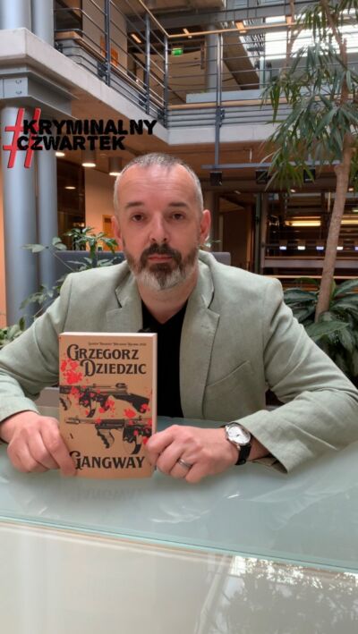 #kryminalnyczwartek 
Przenieśmy się na chwilę do lat 20. czasów prohibicji, kiedy to mafie rządziły miastem. Teodor Rucki - główny bohater „Gangwaya” - wraca do Chicago po trzech latach tułaczki, żeby wykonać ryzykowne zlecenie. 
Posłuchajcie co o swojej najnowszej książce mówi @grzegorz.dziedzic.autor 

Książkę aktualnie w super cenie zamówicie na @kulturalnysklep 
Ebook i audiobook na @publio.pl 

#wydawnictwoagora #wydawnictwo #kryminał #czytamykryminały #czytamkryminały #czytampolskieksiążki #czytampolskiekryminały #grzegorzdziedzic #gangway #wartoprzeczytać #ksiazkanaweekend #czytajmypopolsku #bookstagrampl