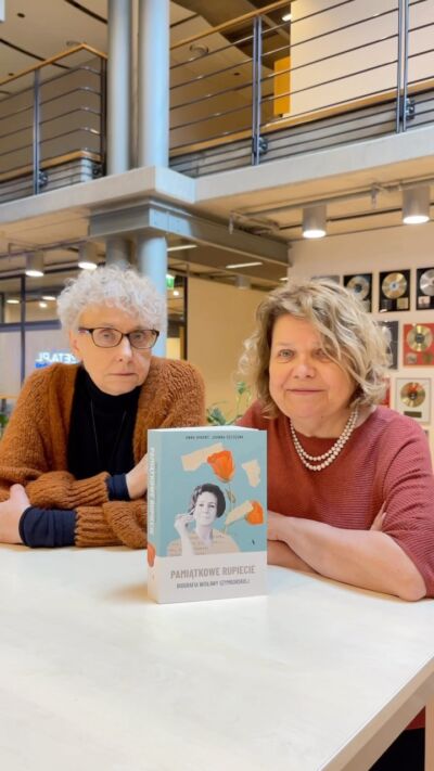 „Pamiątkowe rupiecie” to pierwsza, pełna biografia Wisławy Szymborskiej. Pracując nad najnowszą wersją książki, autorki korzystały z korespondencji Szymborskiej, w tym z niepublikowanych listów z archiwum poetki. 

Książkę zamówicie na @empikcom i @kulturalnysklep 
Ebook na @publio.pl 

#wydawnictwoagora #pamiątkowerupiecie #annabikont #joannaszczęsna #biografia #wislawaszymborska #poetka #autorka #czytamksiążki #czytambiografie #czytampolskieksiążki #czytampolskichautorów #bookstagrampolska #czytanieuzależnia #książkanadziś #wartoprzeczytać