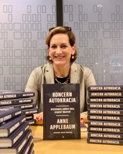 Anne Applebaum podpisała dzisiaj swoją najnowszą książkę i już teraz możecie zamówić ją z autografem na @kulturalnysklep 🤩

W 