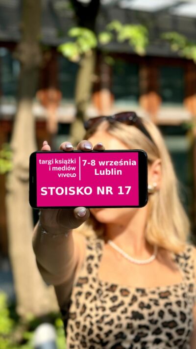 Przez dwa dni - 7 i 8 września - będziemy na Was czekać na @targi_vivelo w Lublinie na stoisku nr 17 🙌🏼

Łapcie harmonogram i wpadajcie na spotkania z naszymi autorkami i autorami 🤗

💥7 WRZEŚNIA – SOBOTA💥
🔹godz. 11:00-11:45 – spotkanie z Julią Łapińską w strefie #Kryminał 🔹godz. 12:00-13:00 – Julia Łapińska podpisuje książki na stoisku nr 17 🔸godz. 12:00-12:45 – spotkanie z Tatianą Mindewicz-Puacz w strefie #Psychologia 🔸godz. 13:00-14:00 – Tatiana Mindewicz-Puacz podpisuje książki na stoisku nr 17 🔹godz. 17:00-17:45 – spotkanie z Arturem Nowakiem w strefie #SpotkajAutora 🔹godz. 18:00-19:00 – Artur Nowak podpisuje książki na stoisku nr 17

💥8 WRZEŚNIA – NIEDZIELA💥
🔸godz. 12:00-12:45 – spotkanie z Marcinem Matychem w strefie #Psychologia 🔸godz. 13:00-14:00 – Marcin Matych podpisuje książki na stoisku nr 17 🔹godz. 14:00-14:45 – spotkanie z Andrzejem Gryżewskim i Przemysławem Pilarskim w strefie #Psychologia 🔹godz. 15:00-16:00 – Andrzej Gryżewski i Przemysław Pilarski podpisują książki na stoisku nr 17

Z kim się widzimy? 😎

#wydawnictwoagora #czytamksiążki  #spotkajmysię #targiksiążki #książki #czytamzawsze #spotkanieautorskie #targiksiążkivivelo #autorka #autor