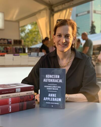 Za nami pierwszy dzień Jesiennych Targów Książki 🍁
Na naszym stoisku gościliśmy dziś Anne Applebaum @anneapplebaum2000 , która miała także spotkanie na Scenie Głównej, które zgromadziło tłumy🤩 Cieszymy się, że tak wiele i wielu z Was chce rozumieć i wiedzieć więcej o świecie, w którym żyjemy i o podziałach kształtujących naszą polityczną i społeczną rzeczywistość! Kolejka po autograf była ogromna - bardzo dziękujemy Wam za cierpliwość, a autorce za wytrwałość - to było nie lada wyzwanie podpisać aż tyle książek 🖋️📚

Zapraszamy Was już teraz na jutro, będziemy na Was czekać na stoisku D11. Nasz harmonogram znajdziecie w przypiętych postach 📌 Do zobaczenia 🤗

#wydawnictwoagora #anneapplebaum #targiksiążki #jesiennetargiksiążki #spotkanieautorskie #koncernautokracja #polityka #autokracja