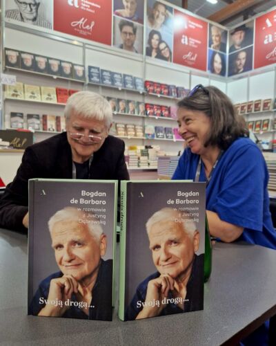 @targiksiazkiwkrakowie dobiegły końca! Jesteśmy szczęśliwi, że kolejny raz mogliśmy uczestniczyć w wydarzeniu, które jest niesamowicie ważne dla wszystkich wydawców, autorów/autorek i miłośników/miłośniczek książek ❤️📚

To były cztery szalone dni, pełne pozytywnej energii, ale i ciężkiej pracy. Każde takie wydarzenie to starania mnóstwa osób. Dlatego chcemy podziękować wszystkim osobom, dzięki którym to się udało. Naszym autorom i autorkom, zespołowi pracującemu na stoisku - handlowemu i promocyjnemu, prowadzącym spotkania oraz organizatorom i całemu teamowi targowemu. Dziękujemy również Wam drodzy czytelnicy i drogie czytelniczki za pasję do czytania i czas spędzony w naszym towarzystwie i z naszymi książkami 📚 
Takie wspaniałe wydarzenia tworzą ludzie i o tym zawsze trzeba pamiętać 🥰

#wydawnictwoagora #targiksiążki #targiksiążkiwkrakowie #kochamczytac #czytamksiążki #czytaniejestsuper #czytamzawsze #autor #autorka #czytelniczka #czytelnik #wydawnictwo #ksiazki